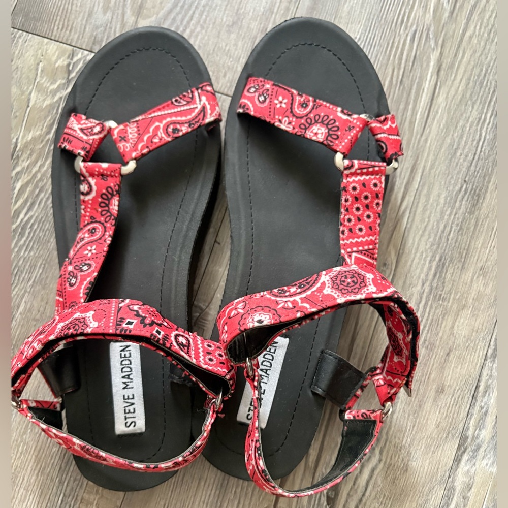 Women’s Steve Madden Red Bandana Print Sport Sandal size 9 - Picture 4 of 9